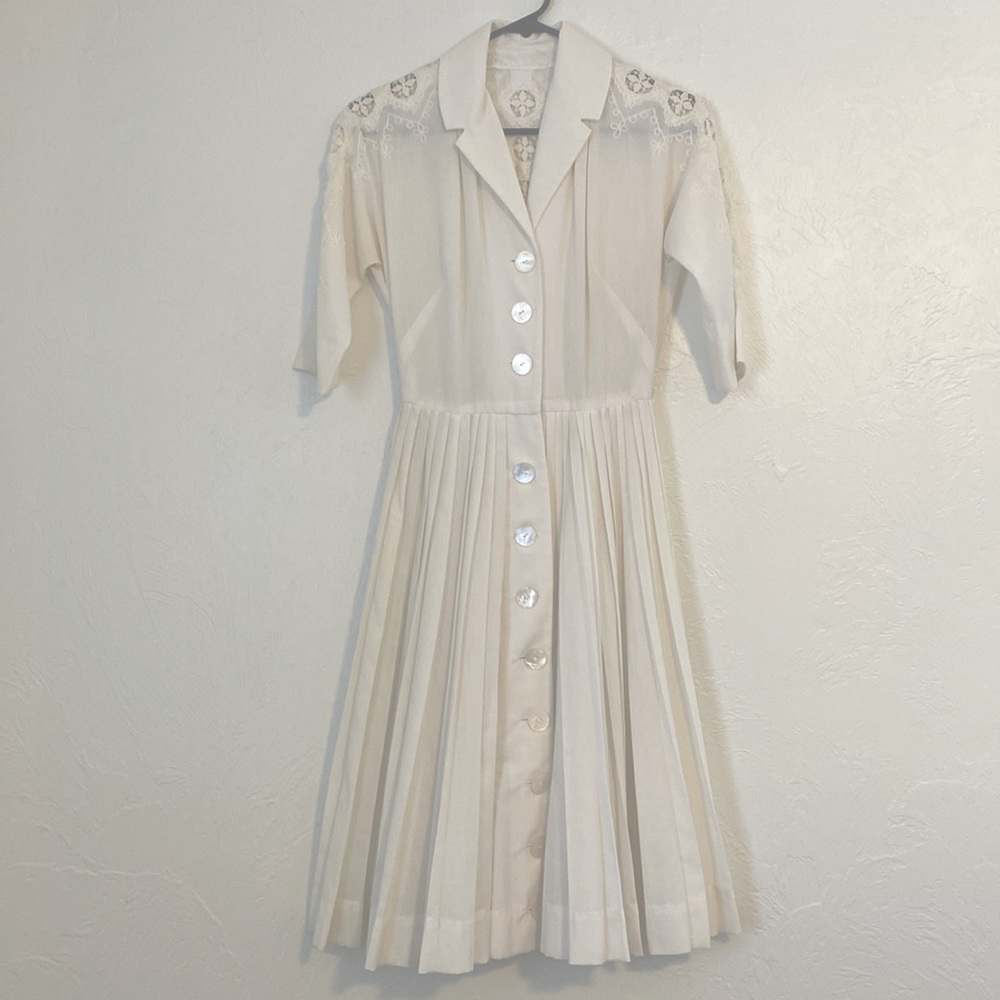 Vintage Collared Midi Dress with Pleated Hemline